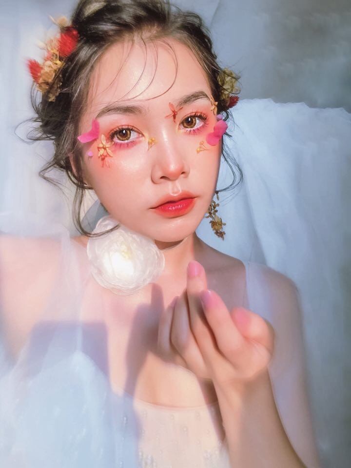 Chân dung make up artist Trâm Lazuli vừa xinh đẹp lại tài năng.