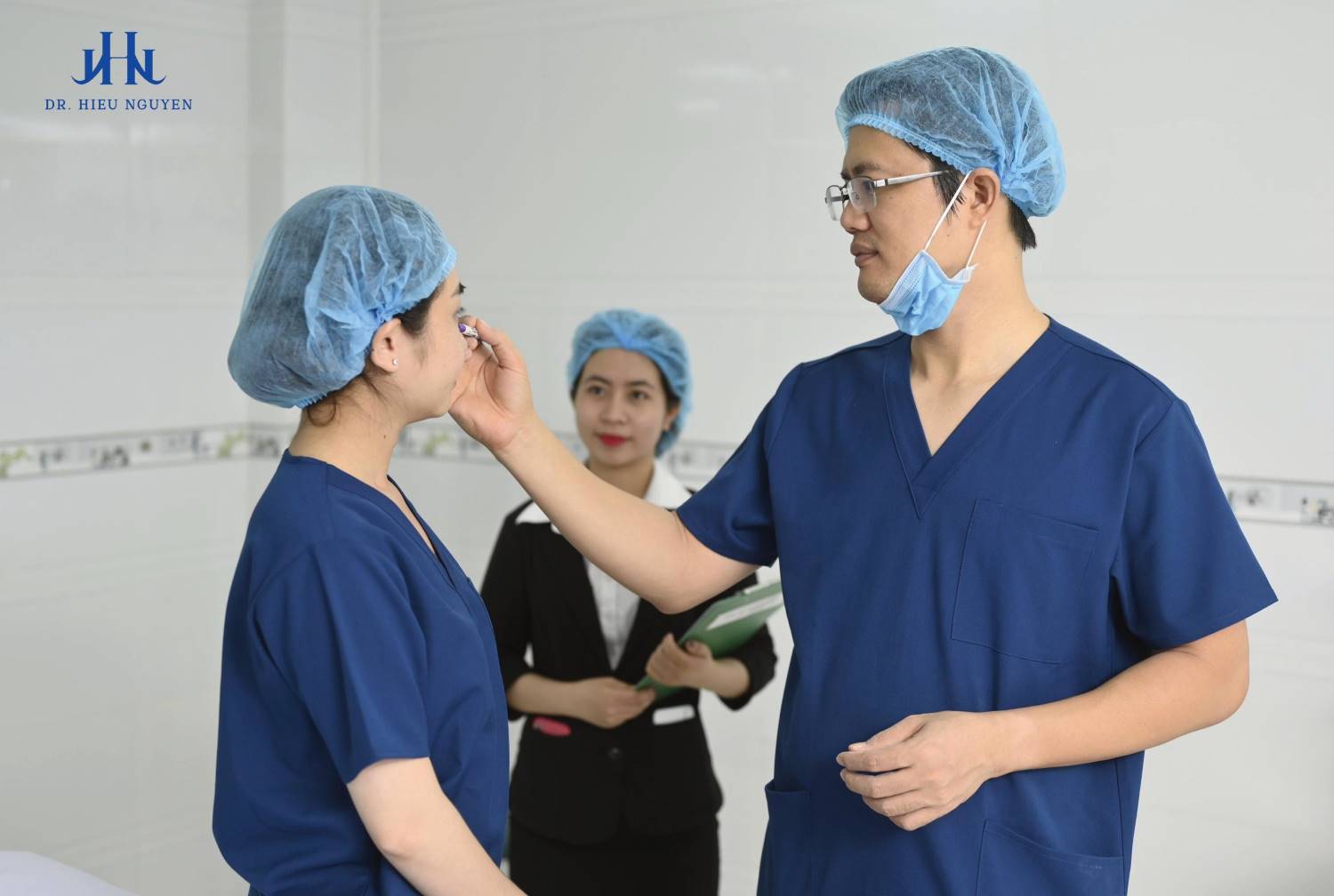 Bs. Hiếu tạo hình trước phẫu thuật cho khách hàng