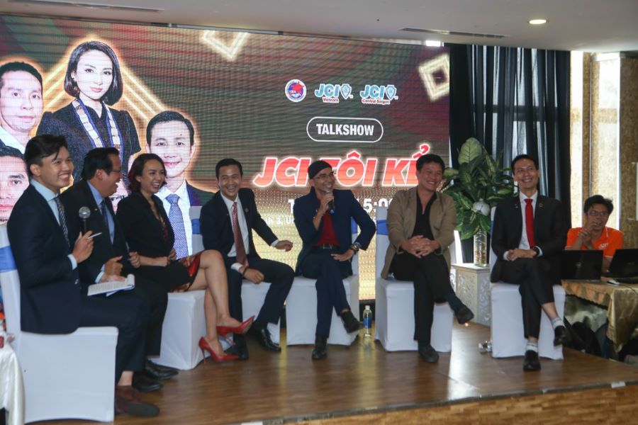 Anh làm MC trong một buổi talkshow