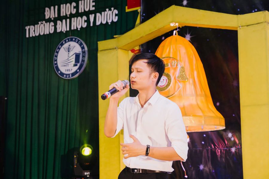 Duy Duy tham gia biểu diễn tại trường