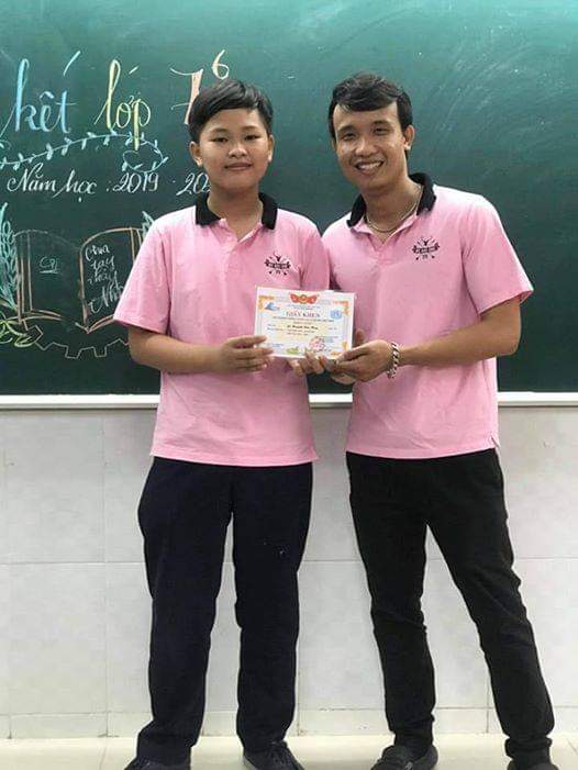 Chân dung thầy giáo trẻ Chu Tiến Đạt (bên phải)
