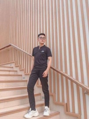 Sỡ hữu vẻ ngoài điển trai cùng giọng hát ngọt ngào.