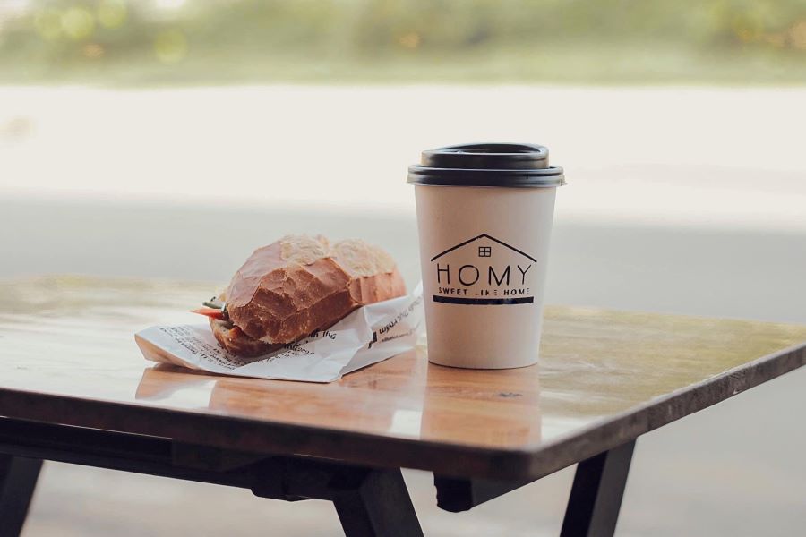 Một ổ bánh mì và một ly cafe tại Homy coffee and milk tea