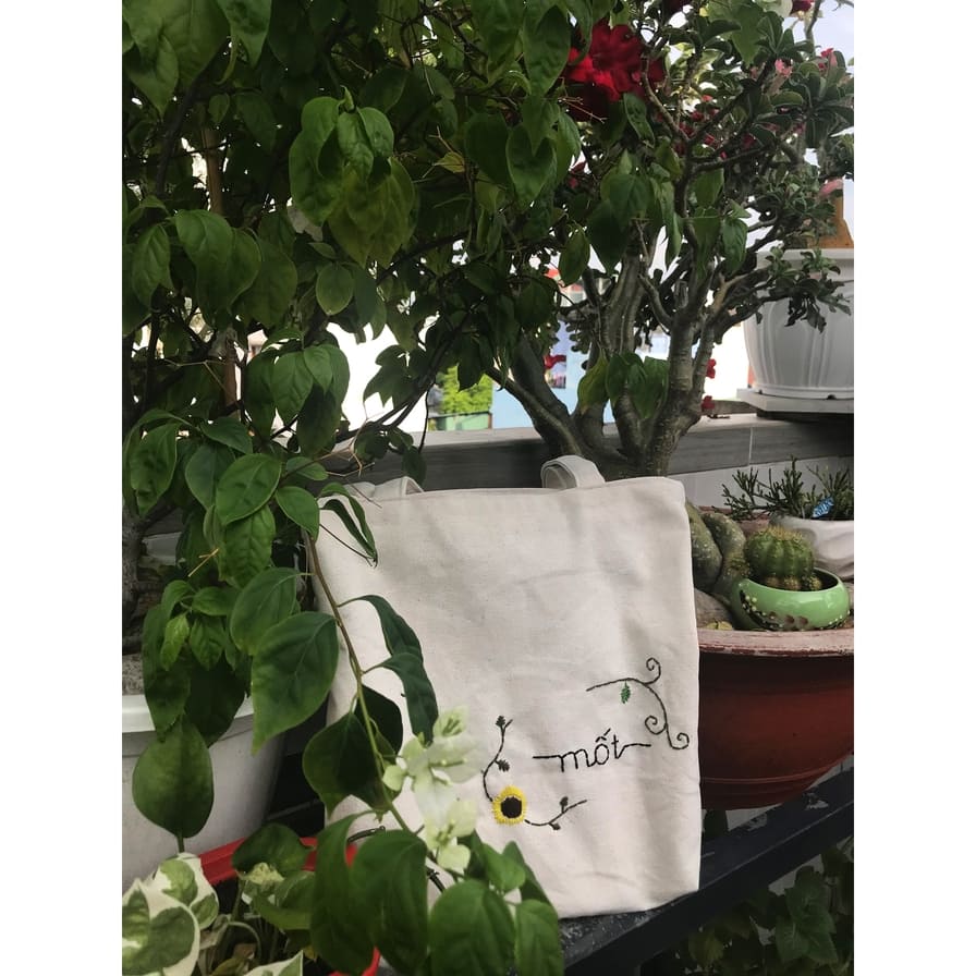 Chiếc túi tote "Thanh" - Hiệu Đồ Mốt 
