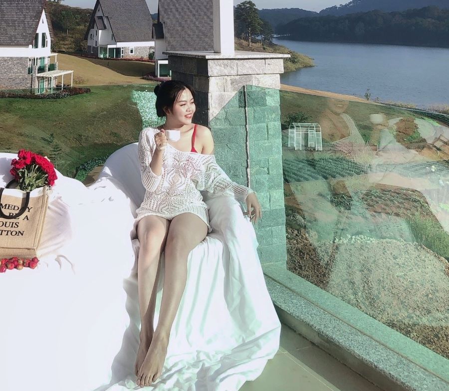 Hotgirl Nhã Đan luôn vui vẻ, năng động tích cực trong công việc và cuộc sống.