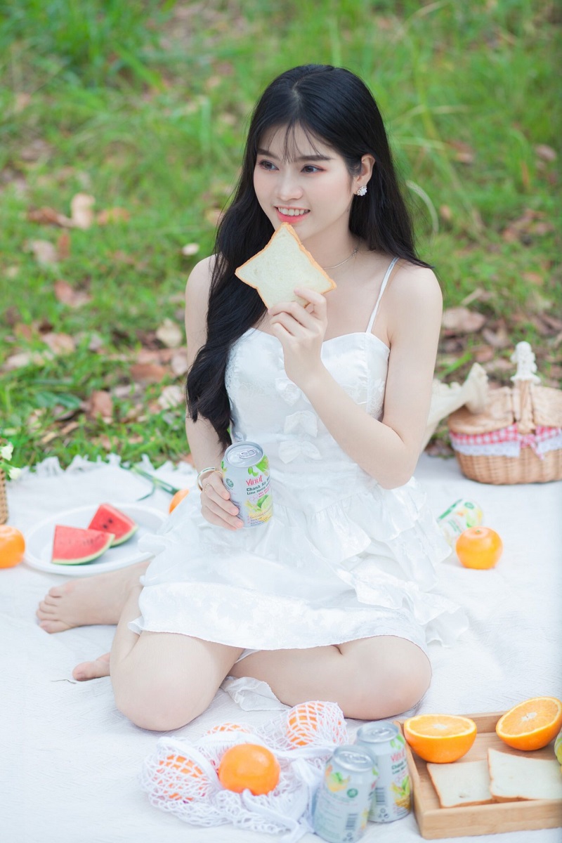Nhan sắc trong veo của Hoa khôi Ảnh - Hạnh Thảo trong vai trò người mẫu ảnh