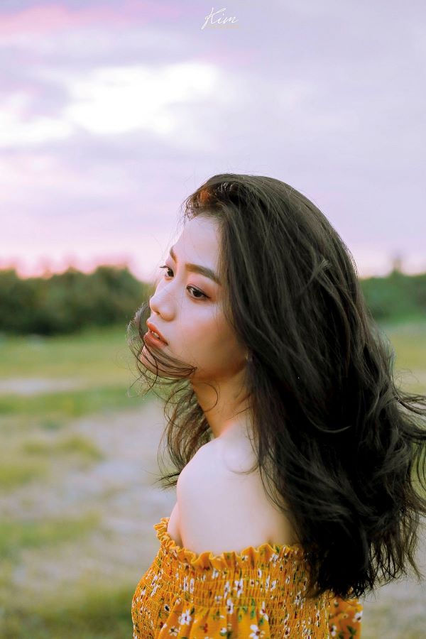 Model Quỳnh Hương trong công việc