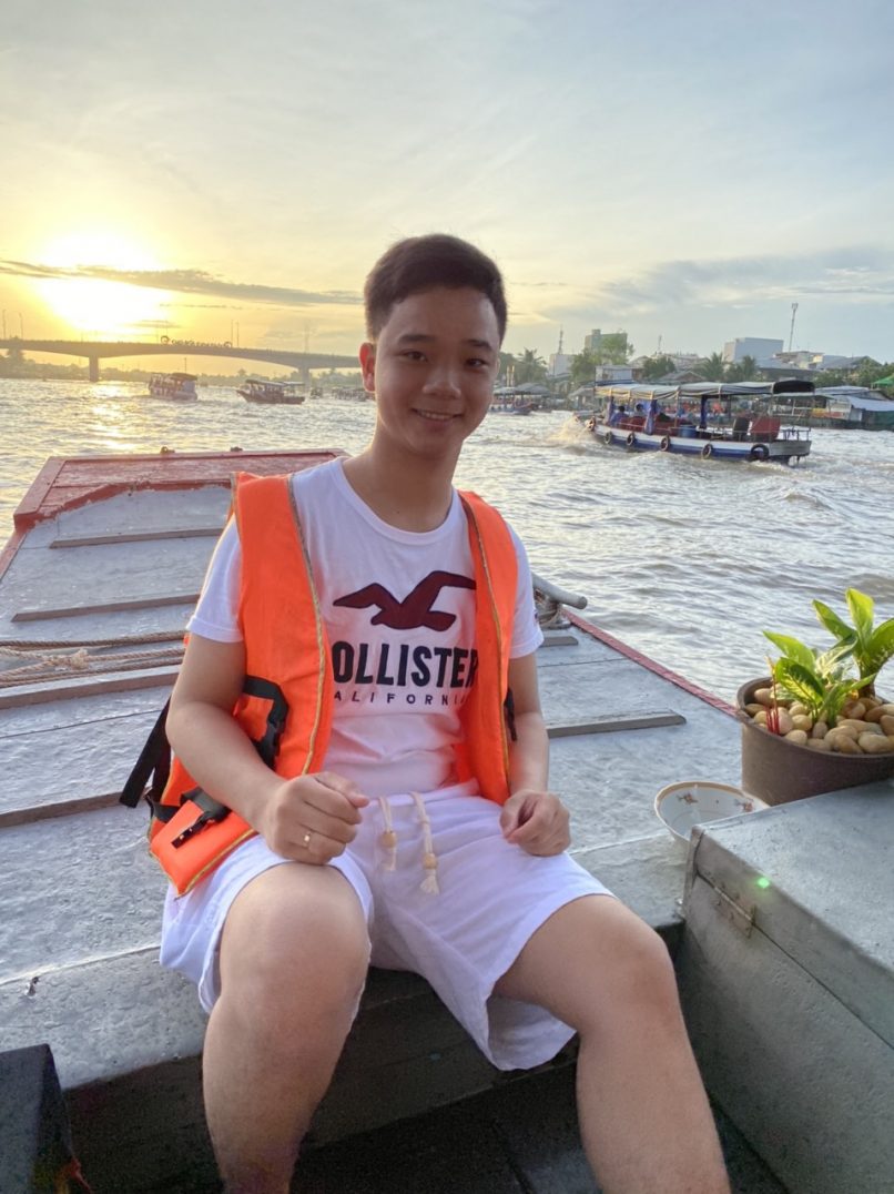Chàng trai tour guide Kim Thu trong một chuyến du lịch