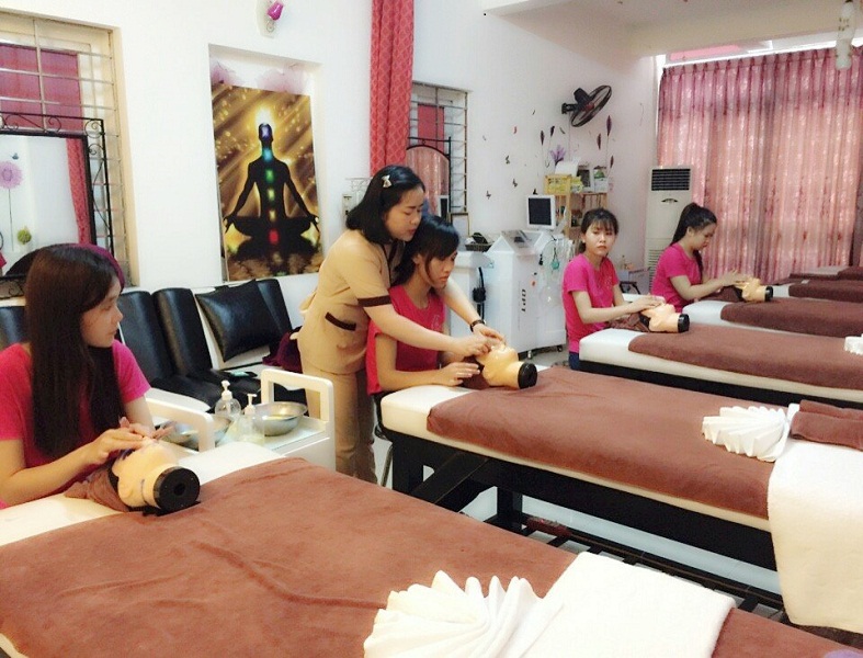 Hình ảnh Nguyễn Hạnh tận tình chỉ dạy học viên