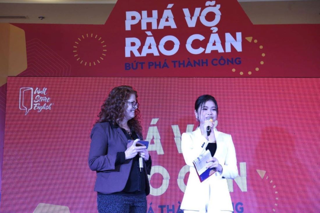 Hình ảnh đi dẫn của Ngọc Ánh - MC Song Ngữ