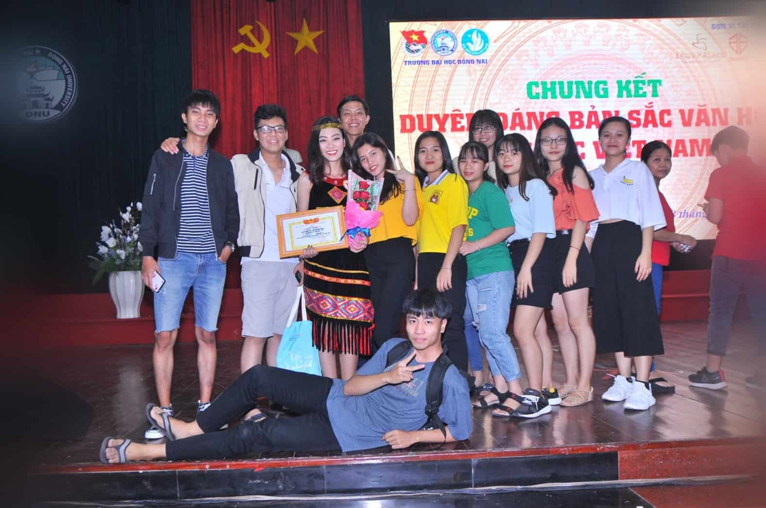 Hình ảnh Phượng Nguyễn đạt giải Nhất cuộc thi tại trường (đứng thứ ba từ trái qua)