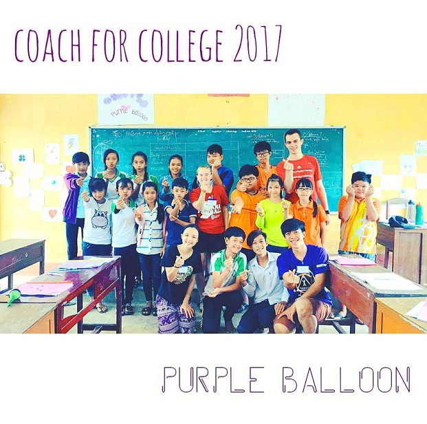 Đức Anh cùng các bạn người Mỹ và các em nhỏ tại Trại hè Coach for College