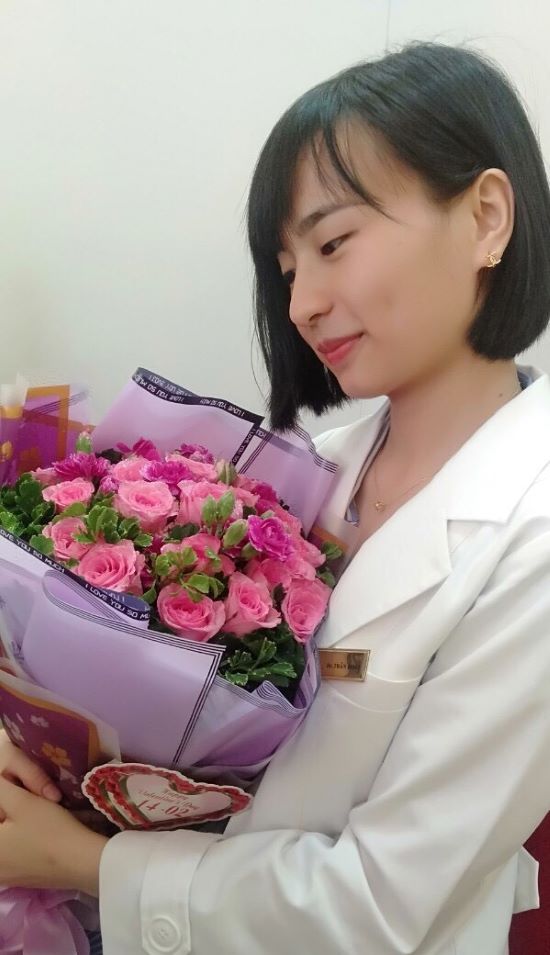 Hình ảnh Trần Hoài trong chiếc áo blouse