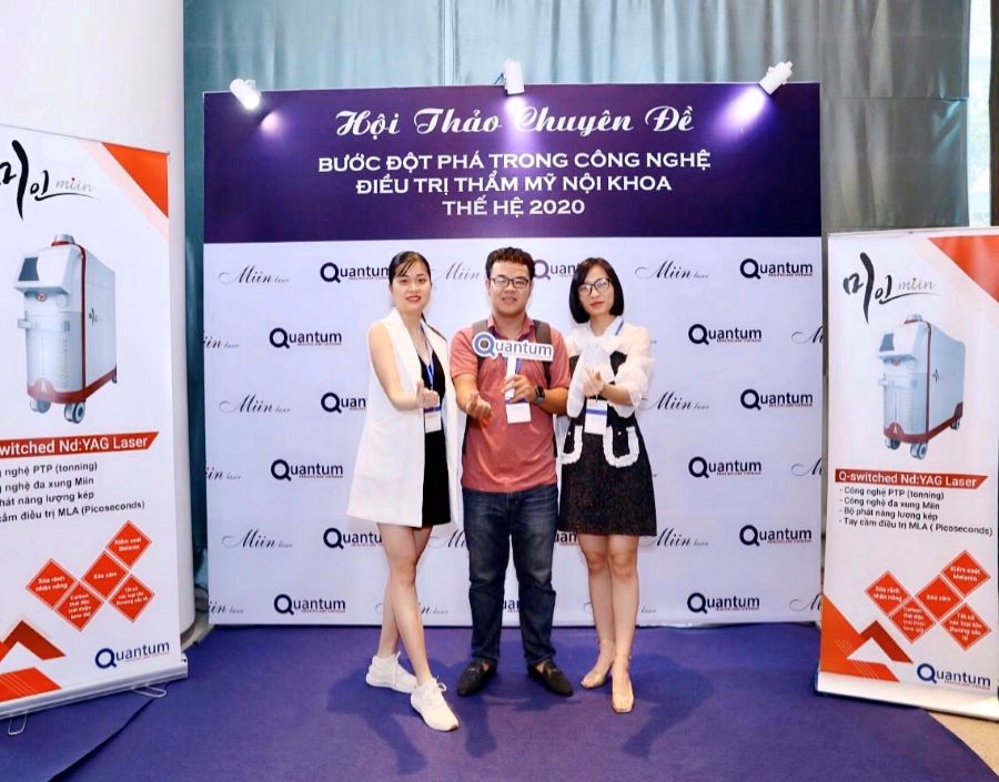 Bác sĩ Hoài (thứ 3) từ bên trái đếm Bác sĩ Hoài (thứ 3 - từ trái qua) trong một buổi hội thảo về công nghệqua trong một buổi hội thảo về công nghệ