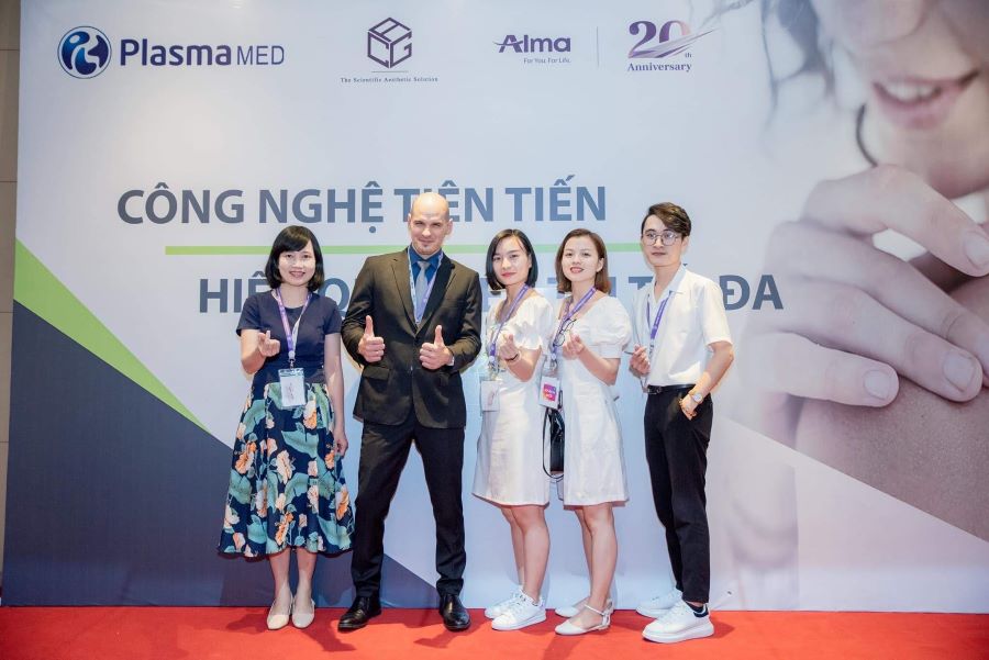 Bác sĩ Hoài (ở giữa) trong một buổi hội thảo khác 