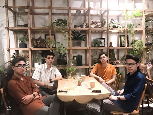 Minh Đạt và các thành viên họp về kế hoạch phát triển cộng đồng