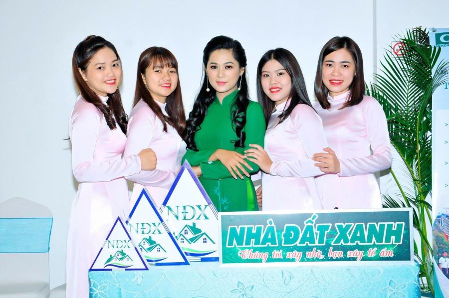 Tú Trân (áo xanh) với các nhân viên 
