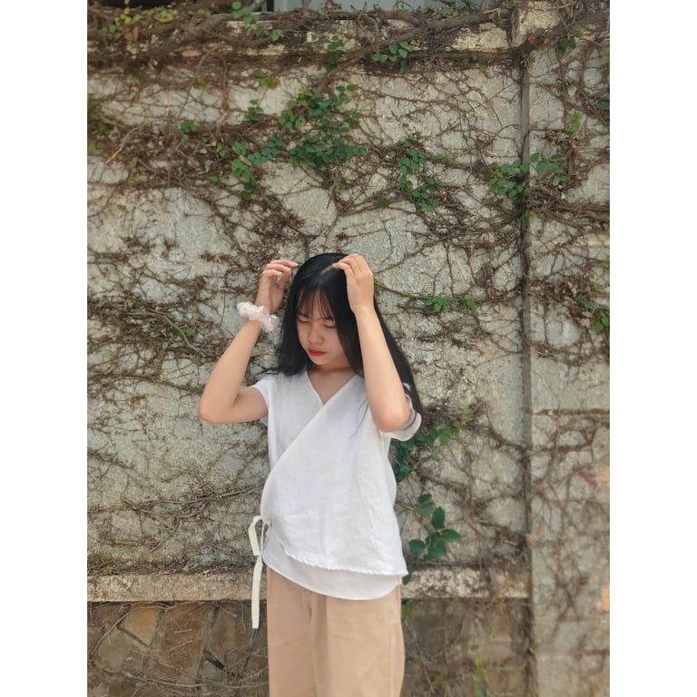 Chiếc áo "Thắt" trắng nhẹ nhàng, tinh tế