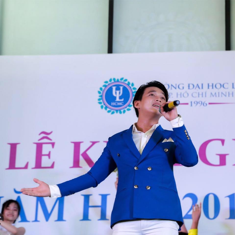 Đinh Hoàng Thành hát ở các trường Đại học.