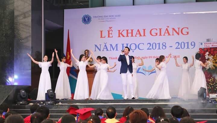 Đinh Hoàng Thành hát ở lễ khai giảng trường Đại học.