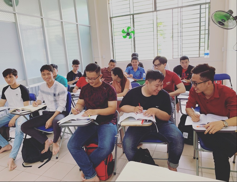 Học viên trung tâm tiếng Anh Ehouse trong giờ học
