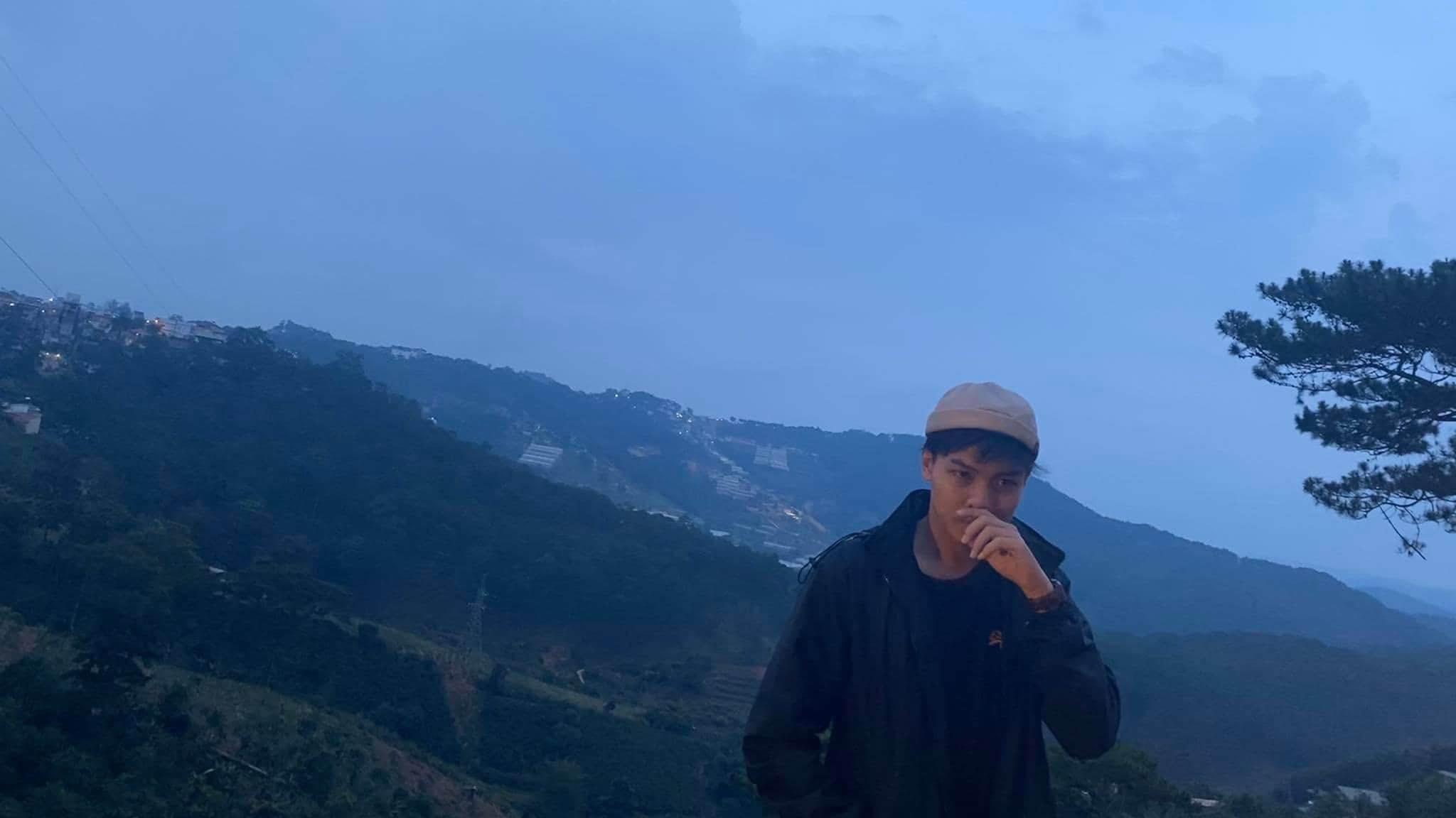 Nguyễn Luân Phi thả mình nơi phố núi.