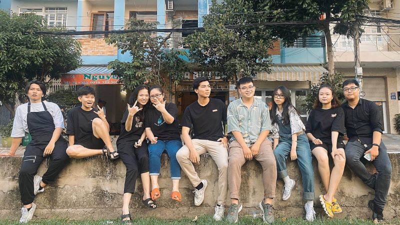 Doanh nhân Nguyễn Luân Phi và các cộng sự trẻ.