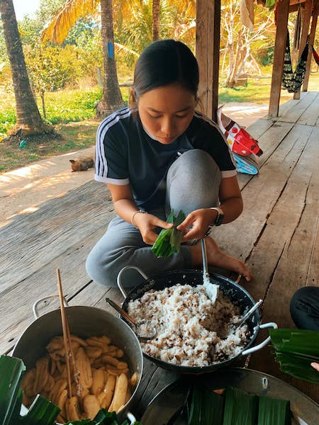 Hình ảnh cô nàng tự mình gói bánh tại nhà