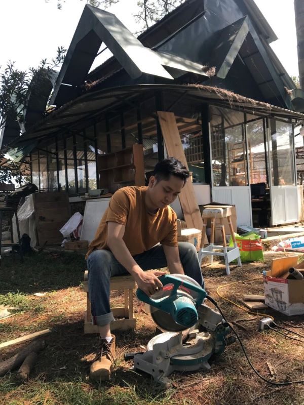 Anh chủ tâm huyết đẽo gọt nội thất homestay Đà Lạt