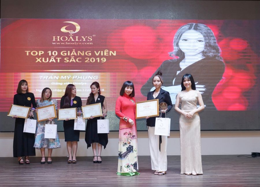 An Nhiên nhận giải Top 10 giảng viên Hoaly's có thành tích đào tạo xuất sắc