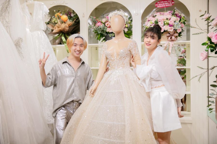 Hiwon và Trương Quỳnh Anh tại buổi khai trương Hiwon Bridal