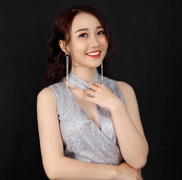 MC Lại Thúy Quỳnh duyên dáng, trẻ trung.