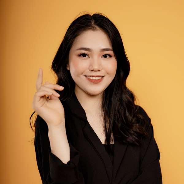 Chân dung MC Trịnh Hoài Thu