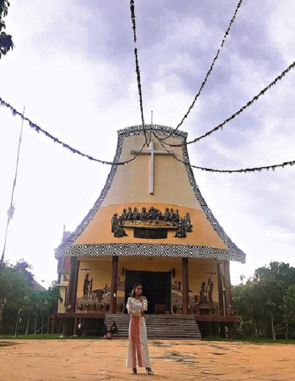 Maria Phượng và bản làng