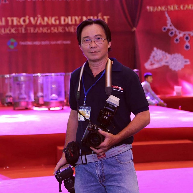 Nhiếp ảnh gia Nguyễn Hiền với tác phong làm việc chuyên nghiệp.