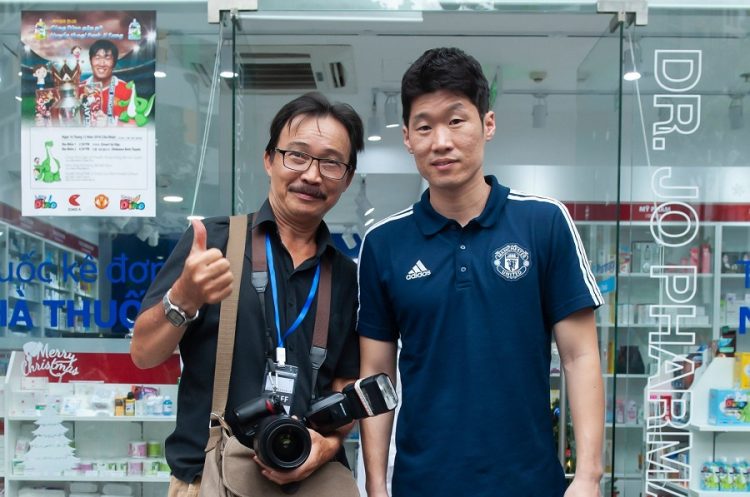 Nhiếp ảnh gia Nguyễn Hiền cùng huyền thoại bóng đá Park Ji Sung.