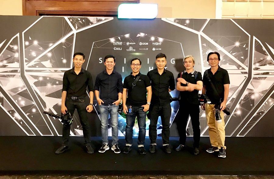 Các cộng sự cùng Anh tác nghiệp tại sự kiện.