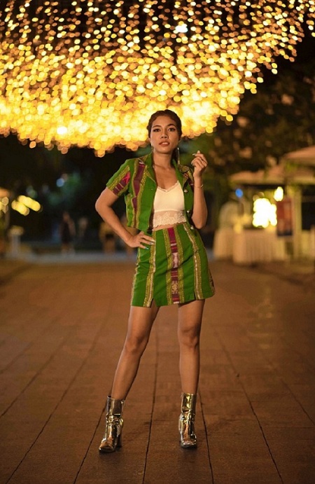 Bộ đồ truyền thống kết hợp hiện đại của ca sĩ Sally Q