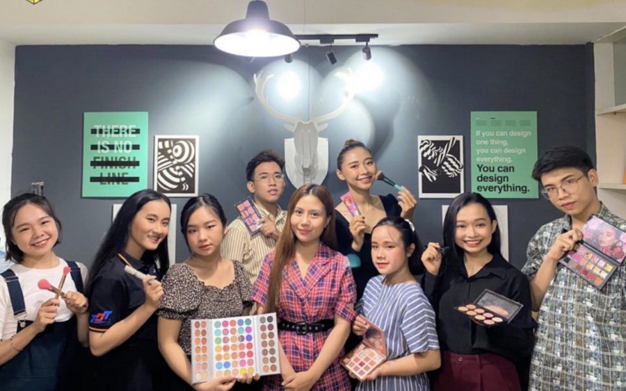 Quỳnh Mơ cùng những học viên của mình.
