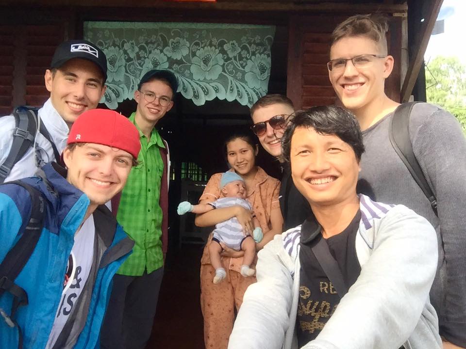 Tour Guide Hoài Linh cùng khách du lịch đến thăm người dân Cà Mau