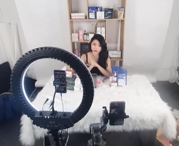 Hình ảnh cô nữ sinh trẻ đang làm công việc mình yêu thích