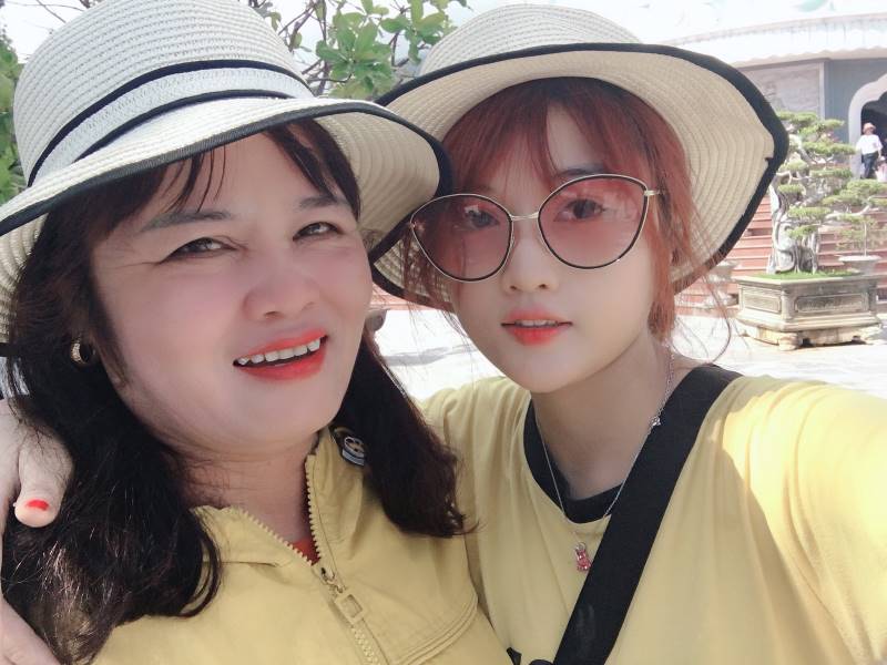 Hồng Vân rát thích đi du lịch, cô thường hay đi du lịch cùng với gia đình.