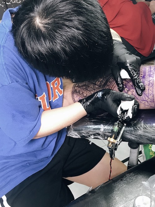 Đến với Wind Tattoo, khách sẽ được anh chủ Pu Truong tư vấn nhiệt tình