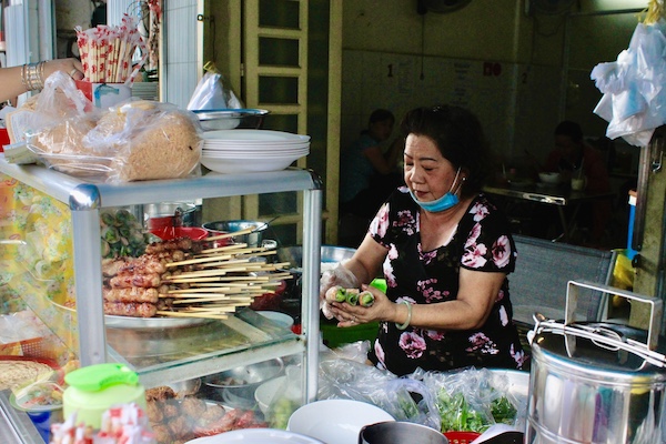 Thực khách đến đây luôn hài lòng với các món ăn được chính tay cô Hà bán