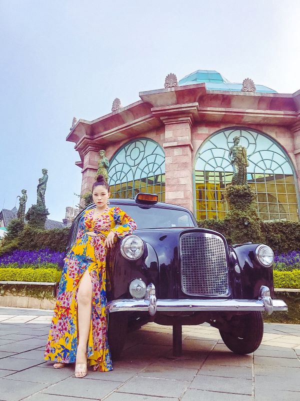 Ngọc Linh tạo dáng sang chảnh bên "xế hộp"
