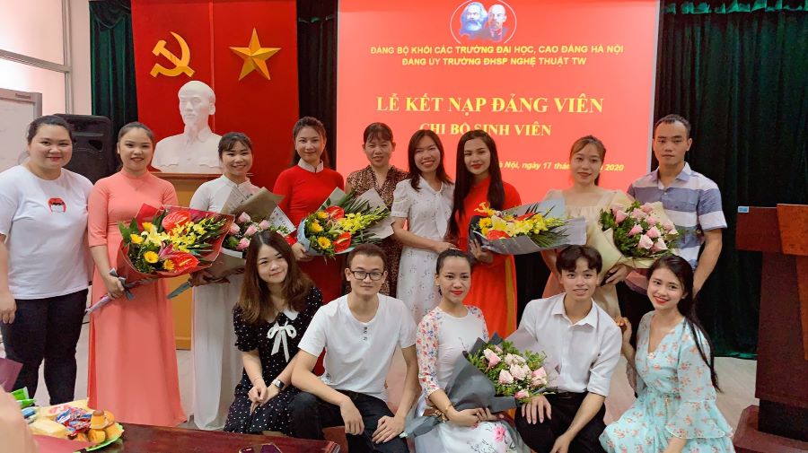 Nguyễn Lụa tại lễ kết nạp Đảng 2020