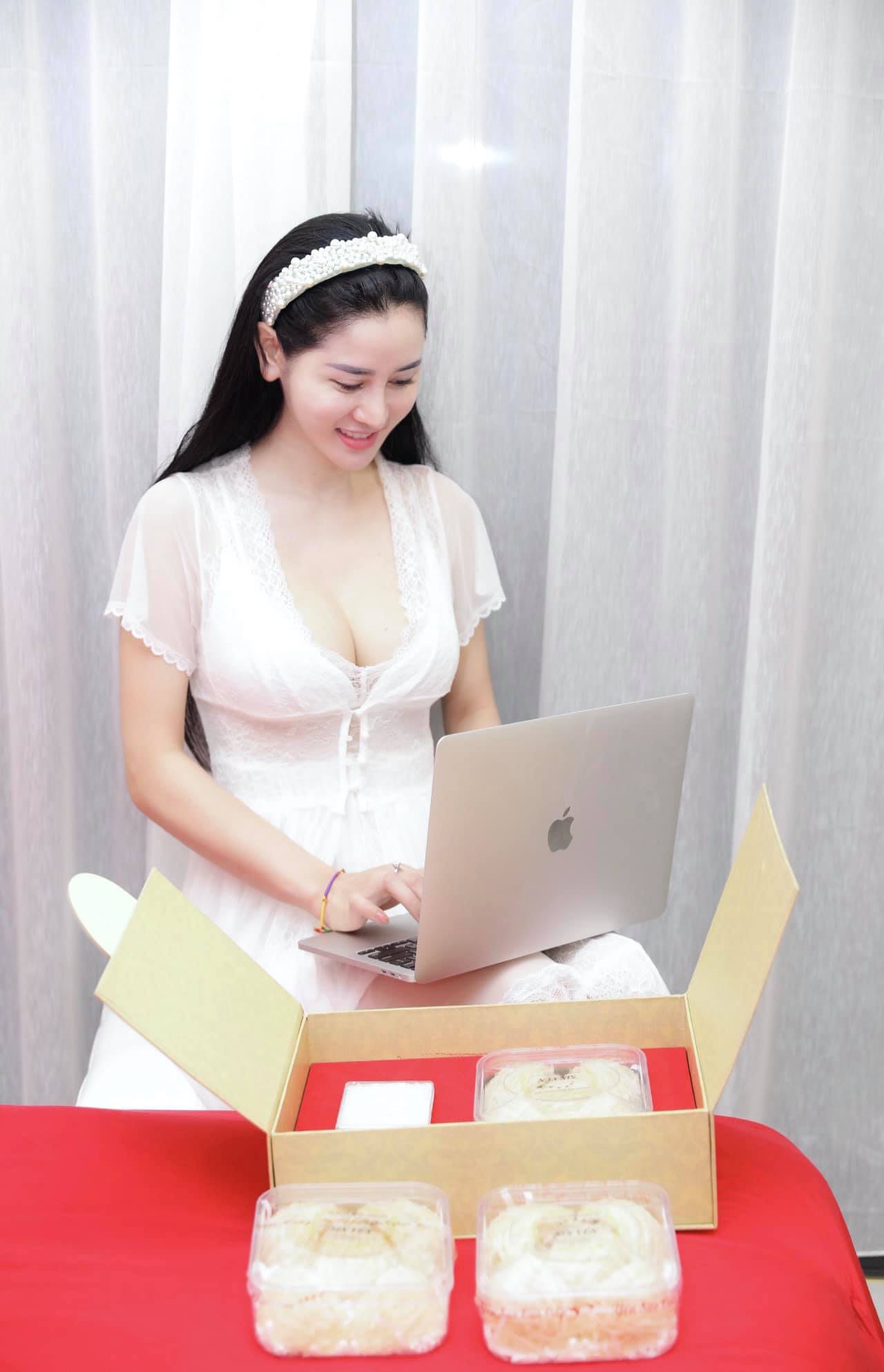 CEO Triệu Hà Vy chia sẻ: "Với tôi, là chủ thương hiệu thì bản thân phải hiểu sản phẩm và cần đặt cả tâm huyết vào từng sản phẩm".