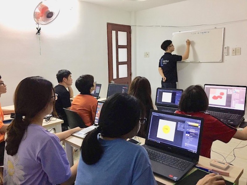 Hình ảnh thầy Lê Công Tuấn đam mê giảng dạy