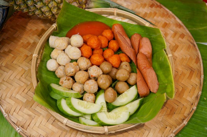 Ăn miếng cá viên chiên, làm thêm ly trà sữa thì còn gì bằng!