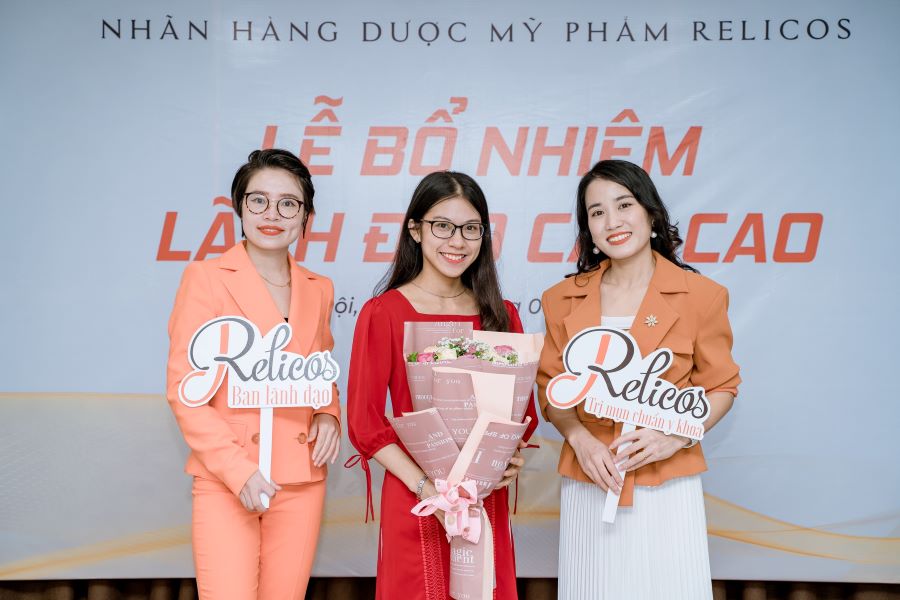 Hải Hà làm MC trong một chương trình